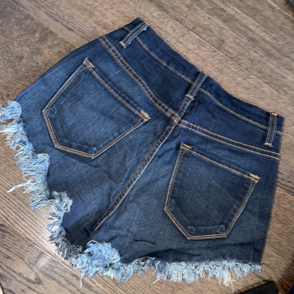 Vibrant MIU Ruffled Shorts - Picture 3 of 4